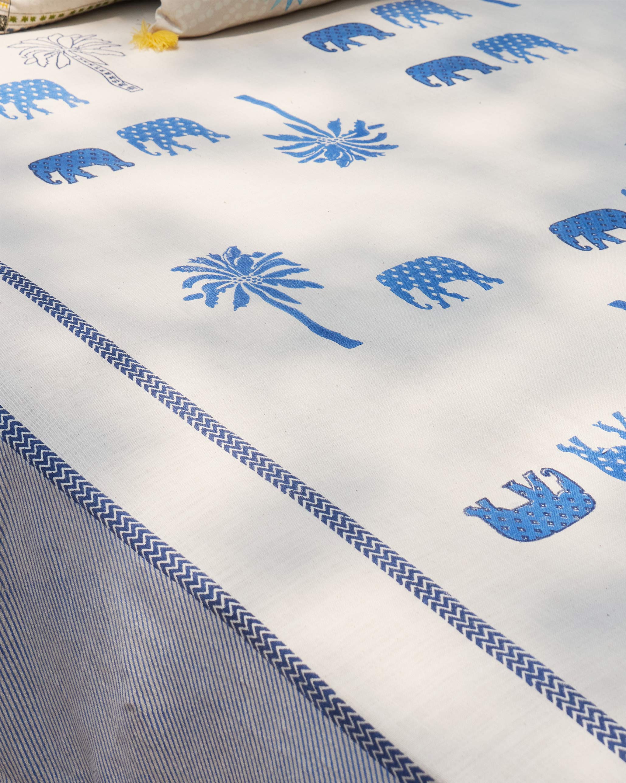 Ele Parade Bed Cover -Queen - Image 3